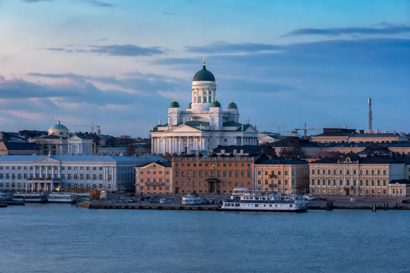 Rīgas pilsētvide vakara gaismā